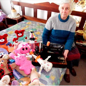 Maryna Rossouw met haar 1941 Singer naaimasjien, tussen â€˜n klompie van die sagte speelgoed wat sy al gemaak het.