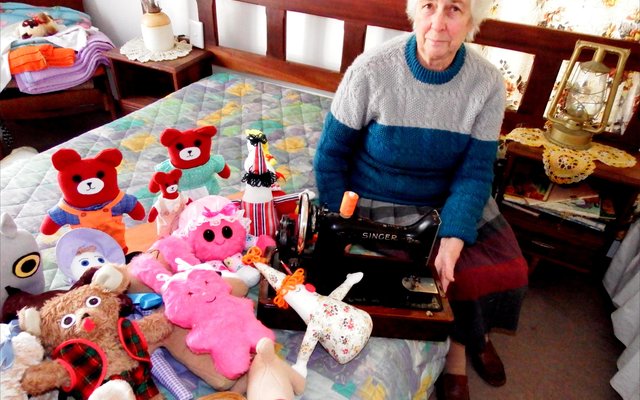Maryna Rossouw met haar 1941 Singer naaimasjien, tussen â€˜n klompie van die sagte speelgoed wat sy al gemaak het.