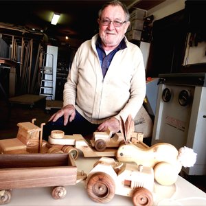 Roger Voigt by die handige houtspeelgoed wat hy vir HaS se basaar vervaardig.