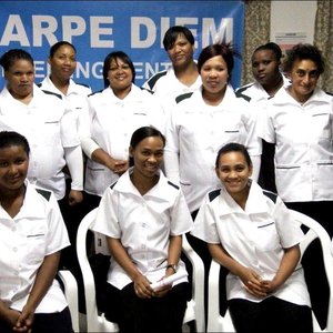 Luwenda Jantjies, Sarah-Lee Forry, Kirsten Forry en Cornelia Jantjies. Agter vlnr is Gerda Gibson, Thembi Ntsukune, Heloise Koert, Aldine Jantjies, Michelle Tobias, Carrol Mbuzeni, Lola Thafeni, Ferlancia Plaatjies en Suster IrÃ©ne de Waal.