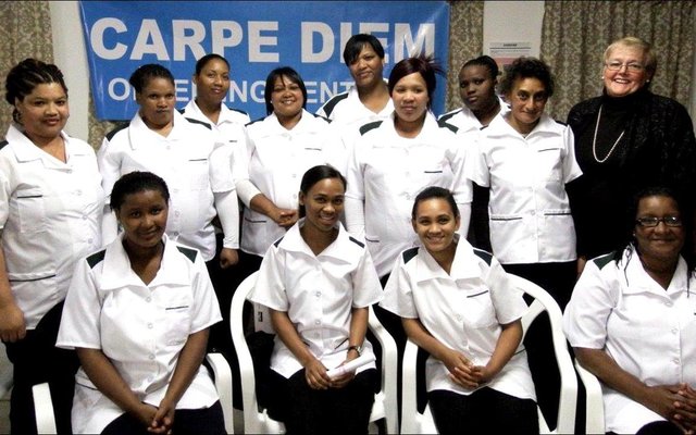 Luwenda Jantjies, Sarah-Lee Forry, Kirsten Forry en Cornelia Jantjies. Agter vlnr is Gerda Gibson, Thembi Ntsukune, Heloise Koert, Aldine Jantjies, Michelle Tobias, Carrol Mbuzeni, Lola Thafeni, Ferlancia Plaatjies en Suster IrÃ©ne de Waal.