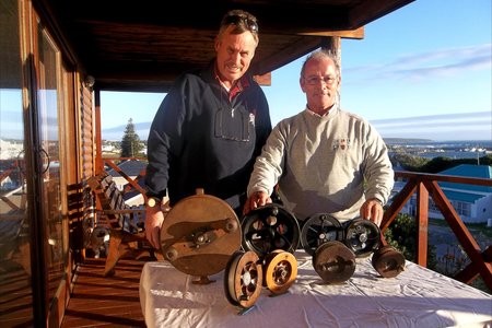 Geskiedenis! Eldo Marais, (links op foto) en Steve Serbon by â€˜n paar weergawes van die â€œCentrepinâ€-katrol. Van hierdie ou staatmakers is handgemaak. Lees in â€˜n opvolgartikel meer hieroor. Die ou grote waarna hierbo verwys word kan ook gesien word. 