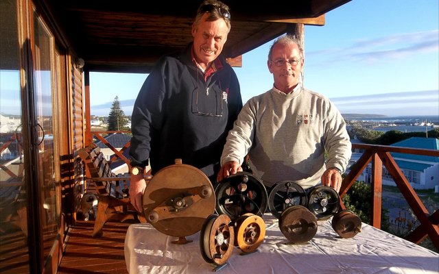 Geskiedenis! Eldo Marais, (links op foto) en Steve Serbon by â€˜n paar weergawes van die â€œCentrepinâ€-katrol. Van hierdie ou staatmakers is handgemaak. Lees in â€˜n opvolgartikel meer hieroor. Die ou grote waarna hierbo verwys word kan ook gesien word. 