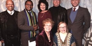 Voor vlnr : Raadsdame Nicolette Botha-Guthrie en Premier Helen Zille. Agter vlnr :  Rudolph  Smith,  Masizole Mnqasela, Riana de Coning, Dudley Coetzee en dr. Michael Cardo.