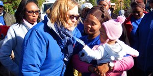 Premier Helen Zille het by etlike huise ingegaan om inwoners persoonlik te ontmoet en te gesels. Hier skenk sy aandag aan â€˜n baba, wat sy later self rondgedra het.