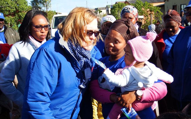 Premier Helen Zille het by etlike huise ingegaan om inwoners persoonlik te ontmoet en te gesels. Hier skenk sy aandag aan â€˜n baba, wat sy later self rondgedra het.
