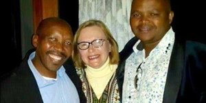 Twee opgewonde DA-werkers in Masakhane saam met Premier Helen Zille, met links Andrew Komani en regs Msu Nomatiti.
