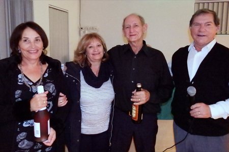 Die gelukkige trekking wenners, met vlnr ThÃ©rÃ¨sa de Wet, Renate Erdmann en Len Staunton saam met Philip Fourie (voorsitter).