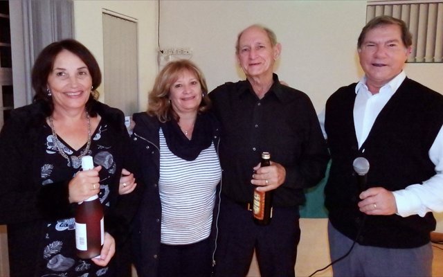 Die gelukkige trekking wenners, met vlnr ThÃ©rÃ¨sa de Wet, Renate Erdmann en Len Staunton saam met Philip Fourie (voorsitter).