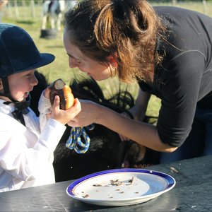 We-An Germishuys en sy ma, An-Mari probeer die donut vinnig insluk vir die Donut-resies.