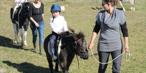 Marna Beets en haar dogter, Lisa wat volg met An-Mari Germishuys en haar seun, We-An.