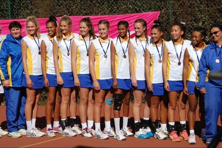 Die Wes-Kaap 1 netbalspan waarvan Jayden Dickson, â€˜n Gansbaai-boorling en aanvallende vleuel van Hermanus HoÃ«rskool, deel was, het derde geÃ«indig in die Rhino Netbal-toernooi.  Die toernooi het in Gauteng plaasgevind.  Die Wes-Kaap 2-span het met goue medaljes weggestap en Gauteng eindig in die tweede posisie.  Jayden is dankbaar vir almal wat bygedrae het om haar toernooikoste te dra.