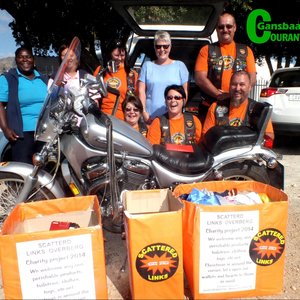 Gansbaai se omgee-motorfietsryers tydens â€˜n oorhandiging aan Gansbaai Elim Huis.