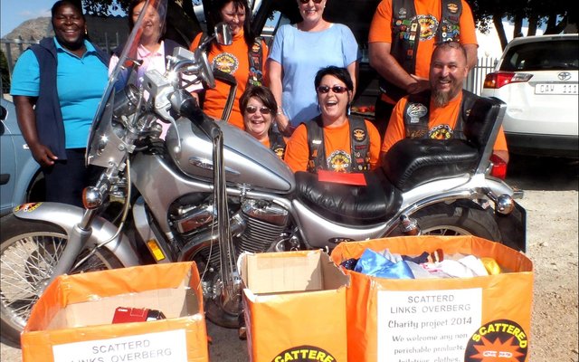 Gansbaai se omgee-motorfietsryers tydens â€˜n oorhandiging aan Gansbaai Elim Huis.
