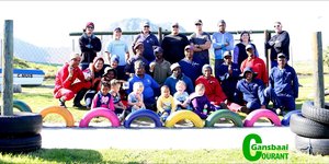 Die tegniese span van Aqunion se â€œ67 minuteâ€ vir welwillendheid was sommer â€˜n hele dagtaak toe hulle hele span met draad, gereedskap en verfblikke Maandag by Cool Kids Kleuterskool opdaag.  Die eens vaal speelterrein met sy swart bande is omskep in â€˜n vrolike kinderland. Collin Wallis, die tegniese bestuurder by Aqunion sÃª dat die opgewondenheid van die kleingoed en hul stralende gesiggies die grootste bedanking was wat hy en sy span voor kon wens.  Liza Vos, eienaar van die skooltjie, het vroeÃ«r vanjaar â€˜n brief aan Aqunion gestuur toe sy verneem het dat hulle  die heining by hulle terrein gaan vervang.  Sy het gevra of sy die ou heining kon kry en was bereid om dit self te gaan haal en op te rig.  Groot was haar verrassing Maandag toe die oorgehaalde span werksmense daar aankom om die skooltjie binne een dag â€˜n totale opkikkering te gee!