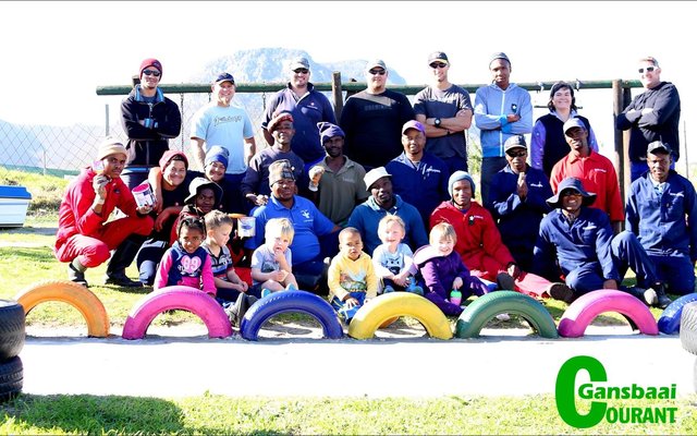 Die tegniese span van Aqunion se â€œ67 minuteâ€ vir welwillendheid was sommer â€˜n hele dagtaak toe hulle hele span met draad, gereedskap en verfblikke Maandag by Cool Kids Kleuterskool opdaag.  Die eens vaal speelterrein met sy swart bande is omskep in â€˜n vrolike kinderland. Collin Wallis, die tegniese bestuurder by Aqunion sÃª dat die opgewondenheid van die kleingoed en hul stralende gesiggies die grootste bedanking was wat hy en sy span voor kon wens.  Liza Vos, eienaar van die skooltjie, het vroeÃ«r vanjaar â€˜n brief aan Aqunion gestuur toe sy verneem het dat hulle  die heining by hulle terrein gaan vervang.  Sy het gevra of sy die ou heining kon kry en was bereid om dit self te gaan haal en op te rig.  Groot was haar verrassing Maandag toe die oorgehaalde span werksmense daar aankom om die skooltjie binne een dag â€˜n totale opkikkering te gee!