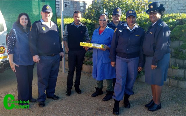 Gansbaai  SAPD  by  Silwerjare  Dienssentrum,  met  vlnr  Anthea de Villiers, AO Wynand le Roux, Hannie Jansen, Rosaline Claasen,  Konst. Sauls,  Konst. Naidoo, Lt.kol. Moshi, Stasiebevelvoerder. 