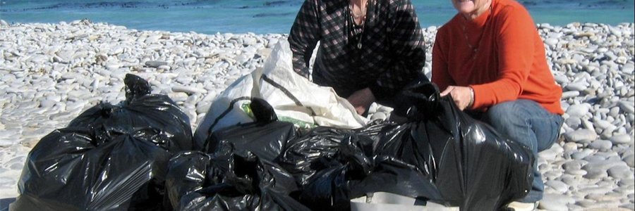 Joma en Dina Jooste het Kris Jooste bygestaan met die opruiming van gemors by Die Gruis.