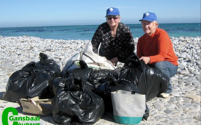 Joma en Dina Jooste het Kris Jooste bygestaan met die opruiming van gemors by Die Gruis.