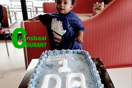 Die eenjarige Rudolph Arendse van Blompark was sÃ³ beÃ¯ndruk met sy DA-hempie, dat sy grootouers, Dolf Europa en Lena Arendse besluit het om vir hom â€˜n DA-verjaardagkoek te laat bak en versier. Sy ouers, Suwayne en Magdalena Arendse het ingestem en Rudolph het â€˜n yslike DA-koek vir sy eerste verjaardag op 23 Julie gekry. 