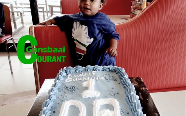 Die eenjarige Rudolph Arendse van Blompark was sÃ³ beÃ¯ndruk met sy DA-hempie, dat sy grootouers, Dolf Europa en Lena Arendse besluit het om vir hom â€˜n DA-verjaardagkoek te laat bak en versier. Sy ouers, Suwayne en Magdalena Arendse het ingestem en Rudolph het â€˜n yslike DA-koek vir sy eerste verjaardag op 23 Julie gekry. 