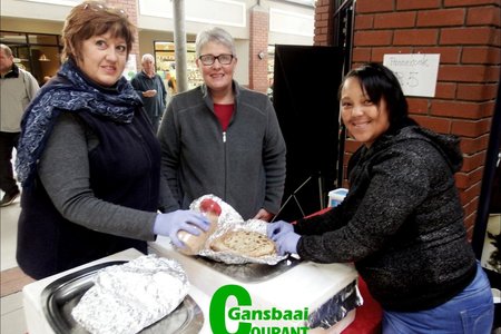 Die hardwerkende span van Gansbaai AGS-gemeente het onlangs ingespring en pannekoek voor Gansbaai Superspar gebak ten bate van Gansbaai Elimhuis. Vlnr is MariÃ«tte Zeelie, Sonja van Straten en 'n kliÃ«nt, Coleen, met pastoor Frikkie Zeelie soos gewoonlik op sy pos agter die panne.