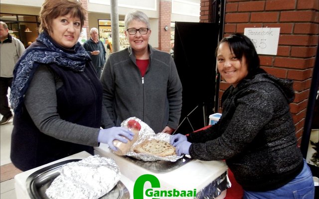Die hardwerkende span van Gansbaai AGS-gemeente het onlangs ingespring en pannekoek voor Gansbaai Superspar gebak ten bate van Gansbaai Elimhuis. Vlnr is MariÃ«tte Zeelie, Sonja van Straten en 'n kliÃ«nt, Coleen, met pastoor Frikkie Zeelie soos gewoonlik op sy pos agter die panne.