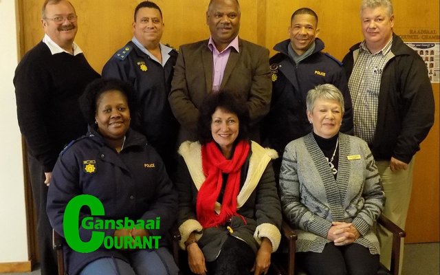 Die rolspelers wat in gesprek met minister Dan Plato getree het oor daadwerklike planne vir misdaadbekamping, met voor vlnr Lt.kol Moshi, Rdl Riana de Coning en Lucille Mangiagalli. Agter vlnr is mnr Kat Myburgh, Brig. Heilbron, minister Dan Plato, Kapt. Africa en Sp.kapt. Rautenbach.