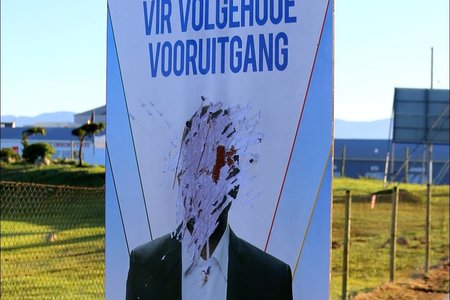 Die sabotering van Verkiesingsplakkate is â€˜n ernstige oortreding van die wet wat gevangenisstraf of â€˜n boete van tot R10 000 tot gevolg kan hÃª. Die DA-plakkaat hierbo is naby Gansbaai Academia, net voor die vierrigtingstop, doelbewus beskadig, met die DA-kandidaat, Andrew Komani, se foto wat uitgekrap is.