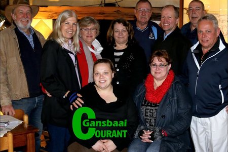 Gansbaai Sakekamer het Woensdagoggend vroegoggend om die ontbyttafel by Great White House Restaurant vergader.  Dit was â€˜n uitstekende ken-mekaar-geleentheid waar belangrike onderwerpe aangeroer is in belang van ons pragtige dorp.  Van links agter staan Kobus van Staden (Omega Ondernemings), Julia Barlow â€“ sakekamervoorsitter (Lighthouse Tavern), HenriÃ«tta Roux (Gansbaai Vismark), Nadine Hickman (Fynbos Coffee Shop), Bev Swart (Zonart Kaggels), Hein van Wyk â€“ addisionele lid (Overtek Computers), Dave Sawtelle (Saxon Lodge) en Jacques Nel (Gansbaai Gholfklub).   Voor:  Doulene Els â€“ sekretaresse (Gansbaai Toerisme Buro) en Diana Nortman (Honey).   Kobus Claassen (Gansbaai Apteek) en Marinda van der Walt (Gansbaai Courant) het ook die oggend bygewoon.  Enigiemand wat belangstel om deel van die Sakekamer te word kan met Julia skakel by 082 332 6634 of met Doulene â€“ 028 384 1439.