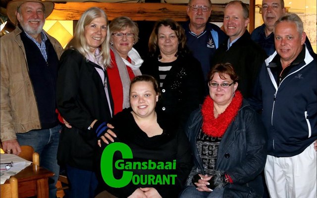 Gansbaai Sakekamer het Woensdagoggend vroegoggend om die ontbyttafel by Great White House Restaurant vergader.  Dit was â€˜n uitstekende ken-mekaar-geleentheid waar belangrike onderwerpe aangeroer is in belang van ons pragtige dorp.  Van links agter staan Kobus van Staden (Omega Ondernemings), Julia Barlow â€“ sakekamervoorsitter (Lighthouse Tavern), HenriÃ«tta Roux (Gansbaai Vismark), Nadine Hickman (Fynbos Coffee Shop), Bev Swart (Zonart Kaggels), Hein van Wyk â€“ addisionele lid (Overtek Computers), Dave Sawtelle (Saxon Lodge) en Jacques Nel (Gansbaai Gholfklub).   Voor:  Doulene Els â€“ sekretaresse (Gansbaai Toerisme Buro) en Diana Nortman (Honey).   Kobus Claassen (Gansbaai Apteek) en Marinda van der Walt (Gansbaai Courant) het ook die oggend bygewoon.  Enigiemand wat belangstel om deel van die Sakekamer te word kan met Julia skakel by 082 332 6634 of met Doulene â€“ 028 384 1439.