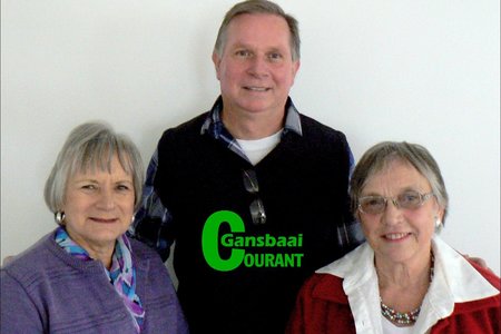 Die gasvrouens van die Bietoubossers tydens â€˜n leersame sessie oor vaste afval, met vlnr Enna Lotz, Johan van Taak (Afvalbestuurder) en Elizma de Lange.