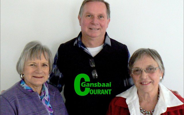 Die gasvrouens van die Bietoubossers tydens â€˜n leersame sessie oor vaste afval, met vlnr Enna Lotz, Johan van Taak (Afvalbestuurder) en Elizma de Lange.