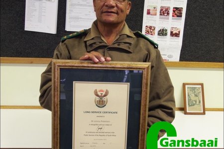 Gansbaai Seevisserye se Senior Visinspekteur,  Johnny Robertson 