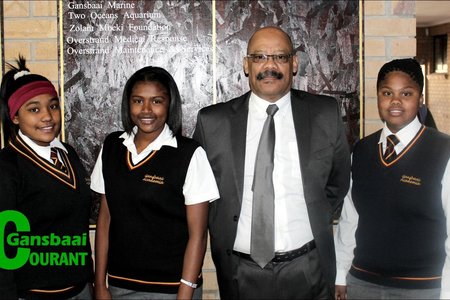 Die trotse dogters van Gansbaai Academia wat in die Boland-dogtersrugbyspan ingesluit is, met vlnr Heidre Loff, Ruwynda Phillips, mnr. Tommy Wilson (skoolhoof) en Aniza Phillips.