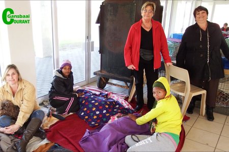 Honde-eienaars het die saal volgesit met hul diere tydens BARC se gratis sterilisasieprojek. Links agter staan Annalie Jonker van BARC wat die dag georganiseer het.