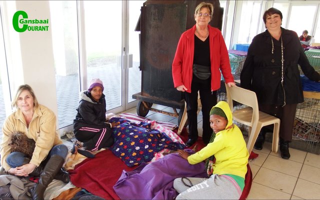 Honde-eienaars het die saal volgesit met hul diere tydens BARC se gratis sterilisasieprojek. Links agter staan Annalie Jonker van BARC wat die dag georganiseer het.