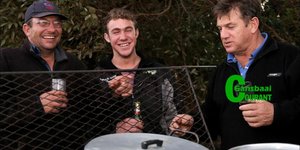 Die manne van die NG Kerk Baardskeerdersbos het hul kookvernuf Saterdagaand, 30 Julie 2016, ingespan om vir die oudste NG-kerk in die omgewing fondse te in.  Die fondse word hoofsaaklik aangewend om die kerk en â€“terrein in stand te hou. Agter die kospotte staan Jaco Uys, Andries en Johan van Dyk.  