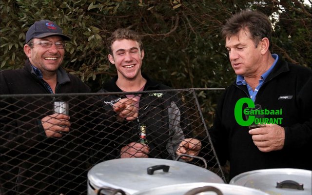 Die manne van die NG Kerk Baardskeerdersbos het hul kookvernuf Saterdagaand, 30 Julie 2016, ingespan om vir die oudste NG-kerk in die omgewing fondse te in.  Die fondse word hoofsaaklik aangewend om die kerk en â€“terrein in stand te hou. Agter die kospotte staan Jaco Uys, Andries en Johan van Dyk.  