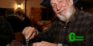 SÃ² moet â€˜n skaapkop mos lyk!  Daar is weke lank gepraat oor diÃ© aand en hier lyk Kobus van Staden van Franskraal baie ingenome met die maal wat wag.  