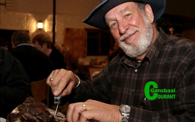 SÃ² moet â€˜n skaapkop mos lyk!  Daar is weke lank gepraat oor diÃ© aand en hier lyk Kobus van Staden van Franskraal baie ingenome met die maal wat wag.  