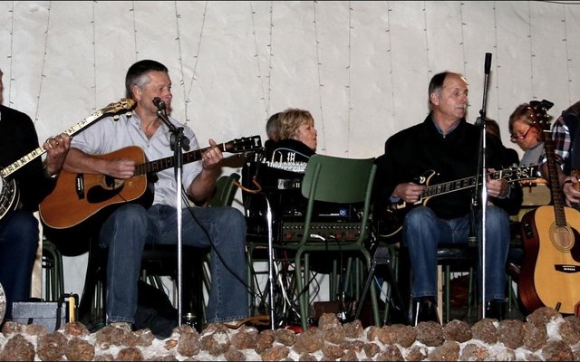 Die bekende en gewilde Baardskeerdersbos Boere-orkes het die voete behoorlik gekielie. Die tafels is na ete weggeskuif en daar is gedans dat die stof staan.
