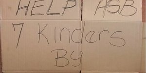 Anita van Dyk (Administrasie), aangetrek soos â€˜n boemelaar.