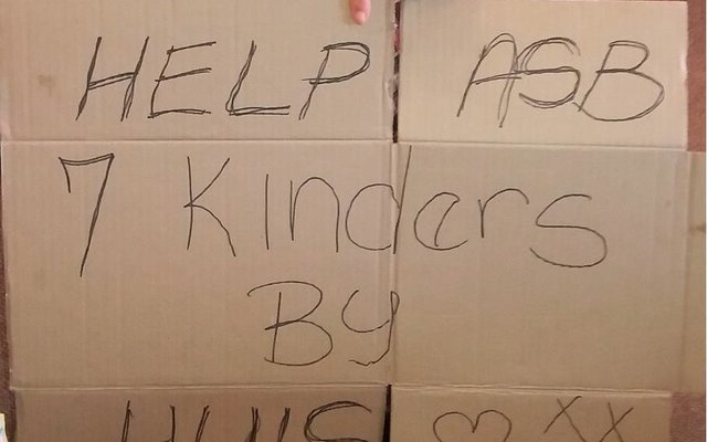 Anita van Dyk (Administrasie), aangetrek soos â€˜n boemelaar.