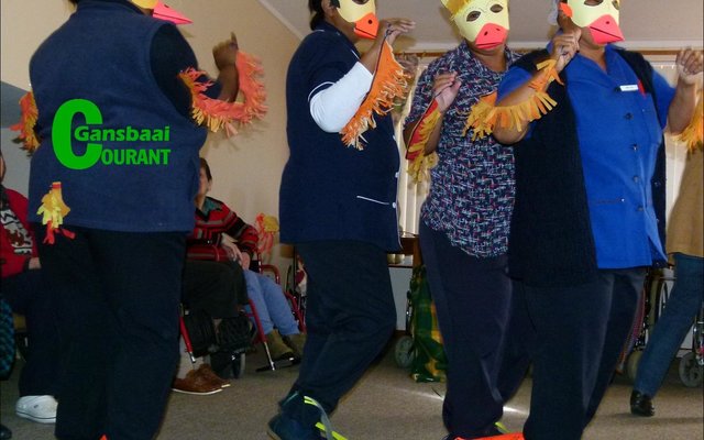 HaS se personeel, aangetrek soos â€œAngry Birdsâ€, het die lagspiere goed geprikkel.