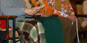 Vlnr is dit die ene konsentrasie vir Corrie Wessels en Annette Otto, met Leonie Botha (Goue Hande) wat toekyk.