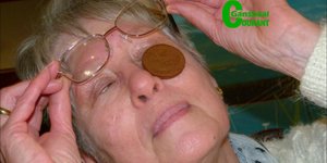 Een van die Goue Handelede spook hier om 'n sjokoladekoekie van haar oog af, in haar mond te kry.