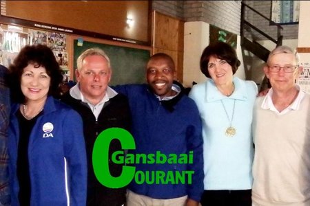 Komiteelede saam met DA-kandidate tydens Gansbaai Gholfklub se prysuitdelings- en braai-aandfunksie, met vlnr Bev Swart, Riana de Coning (Wyk 1, DA-kandidaat), Jacques Nell (Klubkaptein), Andrew Komani (Wyk 2, DA-kandidaat), Gina Esterhuizen, Daan Victor en Johan Pieterse (President).