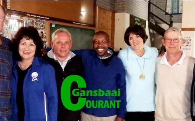 Komiteelede saam met DA-kandidate tydens Gansbaai Gholfklub se prysuitdelings- en braai-aandfunksie, met vlnr Bev Swart, Riana de Coning (Wyk 1, DA-kandidaat), Jacques Nell (Klubkaptein), Andrew Komani (Wyk 2, DA-kandidaat), Gina Esterhuizen, Daan Victor en Johan Pieterse (President).