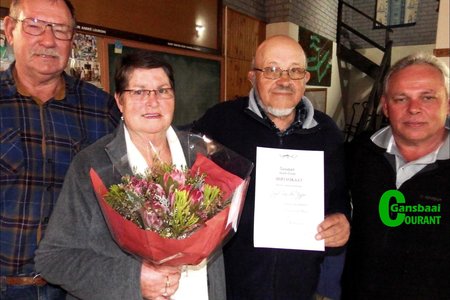 Gansbaai Gholfklub het â€˜n afskeidgeselligheid vir Sid van der Vyver met hul braai-aand gekombineer, met vlnr Bev Swart, Christine en Sid van der Vyver en Jacques Nell (Klubkaptein).